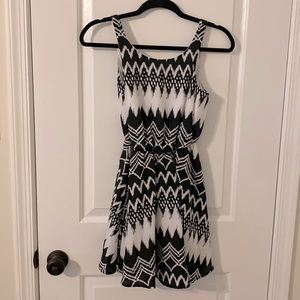 Adorable b&w patterned Dress, winched st waist and adorable bow on back. Side xs